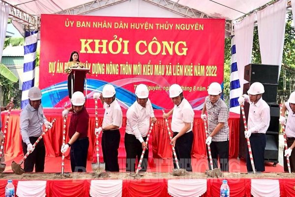 Các đồng chí lãnh đạo Huyện ủy, HĐND, UBND huyện Thủy Nguyên cùng các đại biểu thực hiện nghi thức khởi công tại xã Liên Khê.