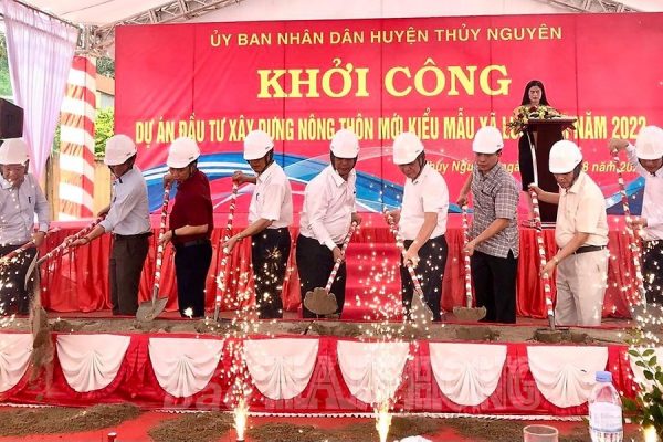 Các đồng chí lãnh đạo Huyện ủy, HĐND, UBND huyện Thủy Nguyên cùng các đại biểu thực hiện nghi thức khởi công tại xã Lưu Kiếm.